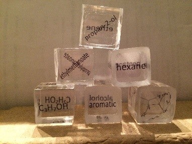 3D cubes for practicing organic nomenclature and classification. Six dice include chemical names, structures and terms.