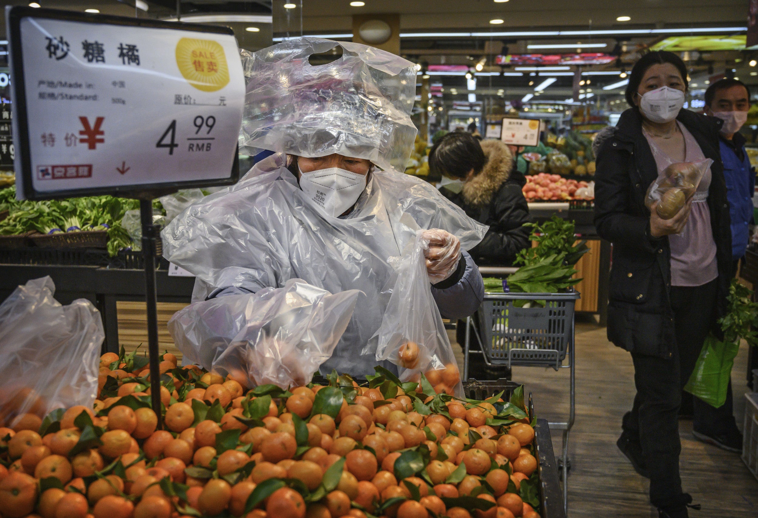 A person shopping for groceries during COVID-19