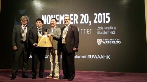 President Feridun Hamdullahpur presenting a gift at the annual Hong Kong dinner.