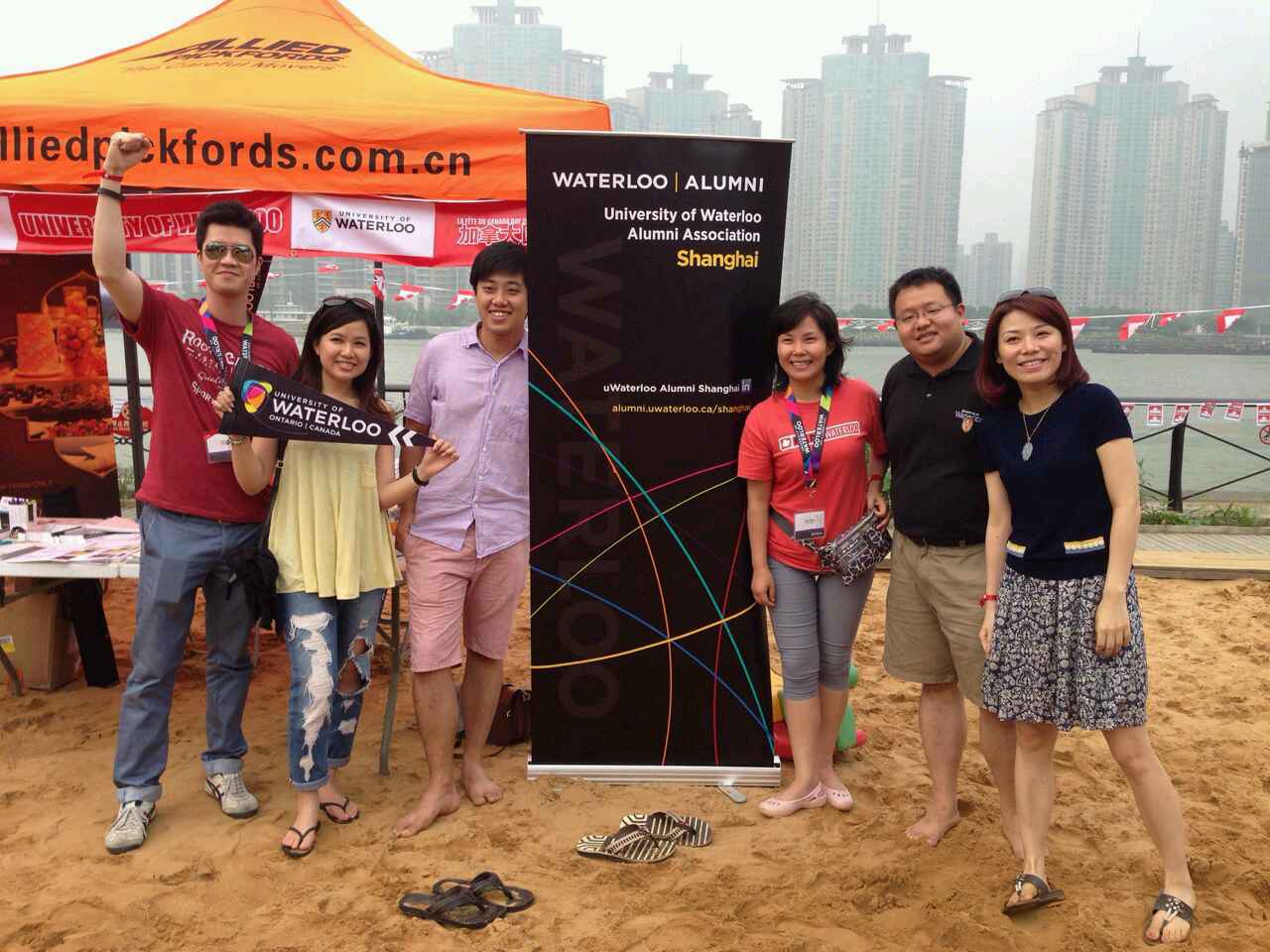 Shanghai alumni chapter members on the beach