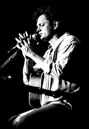 Harry Chapin singing into microphone
