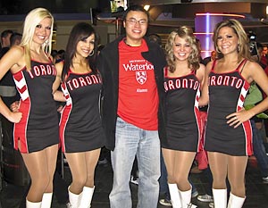 Waterloo alumnus with four Raptors cheerleaders