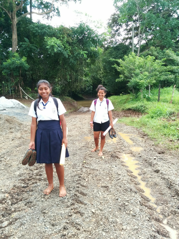 children from Panama preparing to cross the bridge