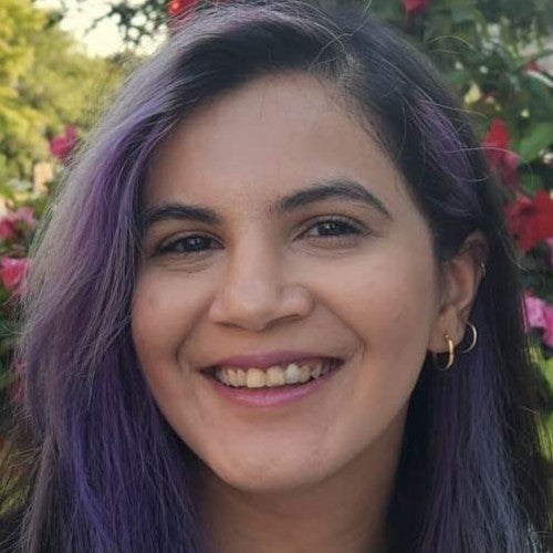 izza dawood headshot