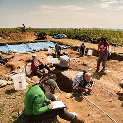 students at a dig