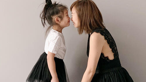 A picture of Sarah Cheng and her five-year-old daughter