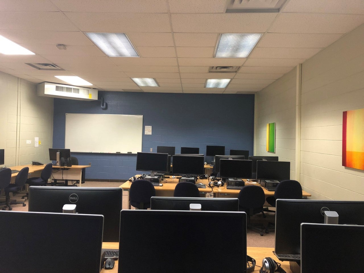 Seating in the Language Lab.