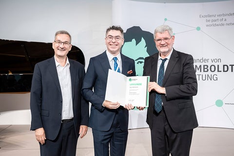 Igor Grossmann receiving his award at the Humboldt Foundation meeting