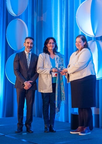 Shabnam Ivković receiving the award at the CBIE conference.