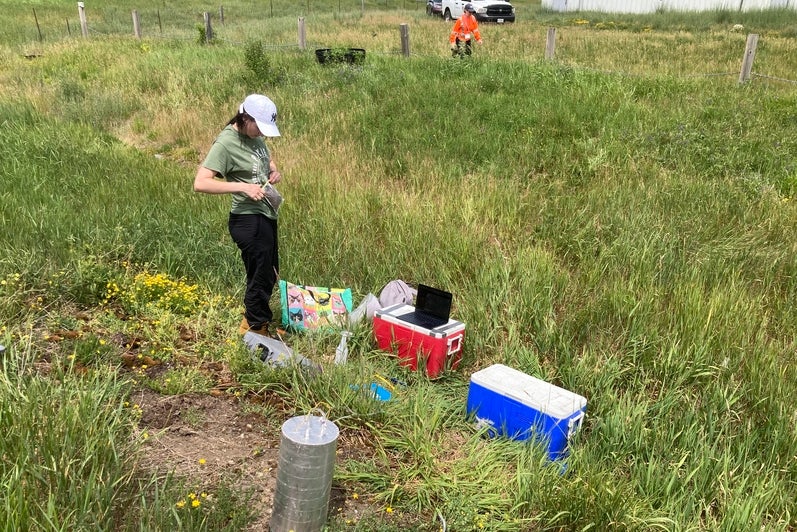 Emma Roy prélève des échantillons de sol et mesure le méthane sur un site de décharge fermé. 