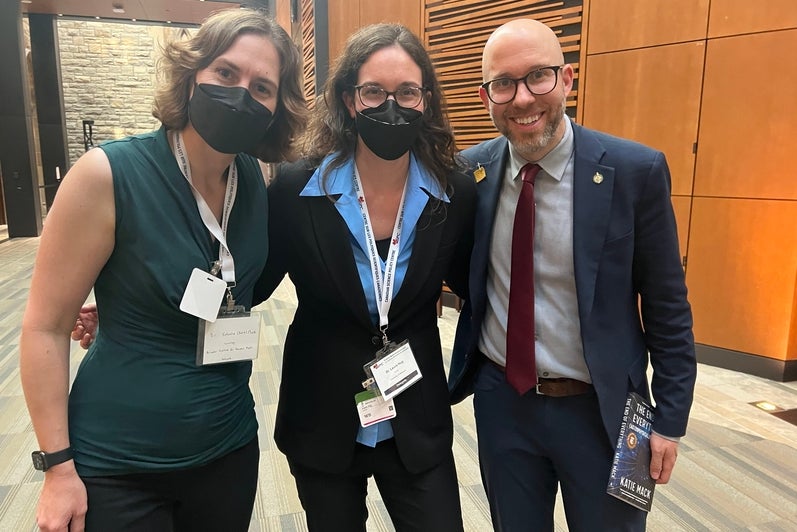 Dre Laura Hug avec Dre Katie Mack et MP (Kitchener-Centre) Mike Morrice à l’évènement « La Science rencontre le Parlement ».
