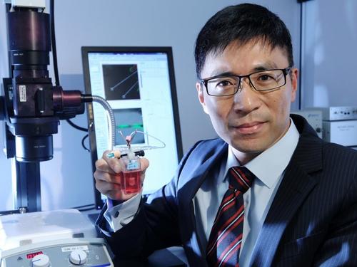Ronald Li in lab