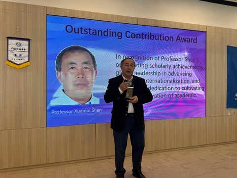 Prof. Shen attended Xiangjiang Forum and received the award