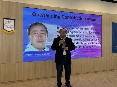 Prof. Shen attended Xiangjiang Forum and received the award