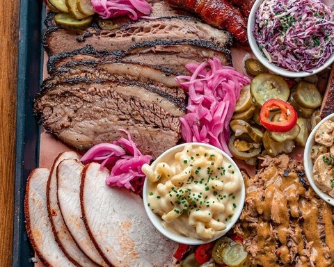 barbeque platter with pickled veggies and mac and cheese