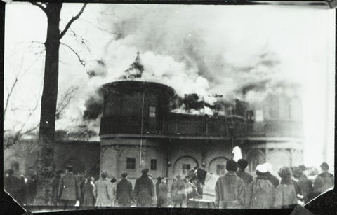 Black & white photo of the Victoria Park Pavilion on fire in 1916