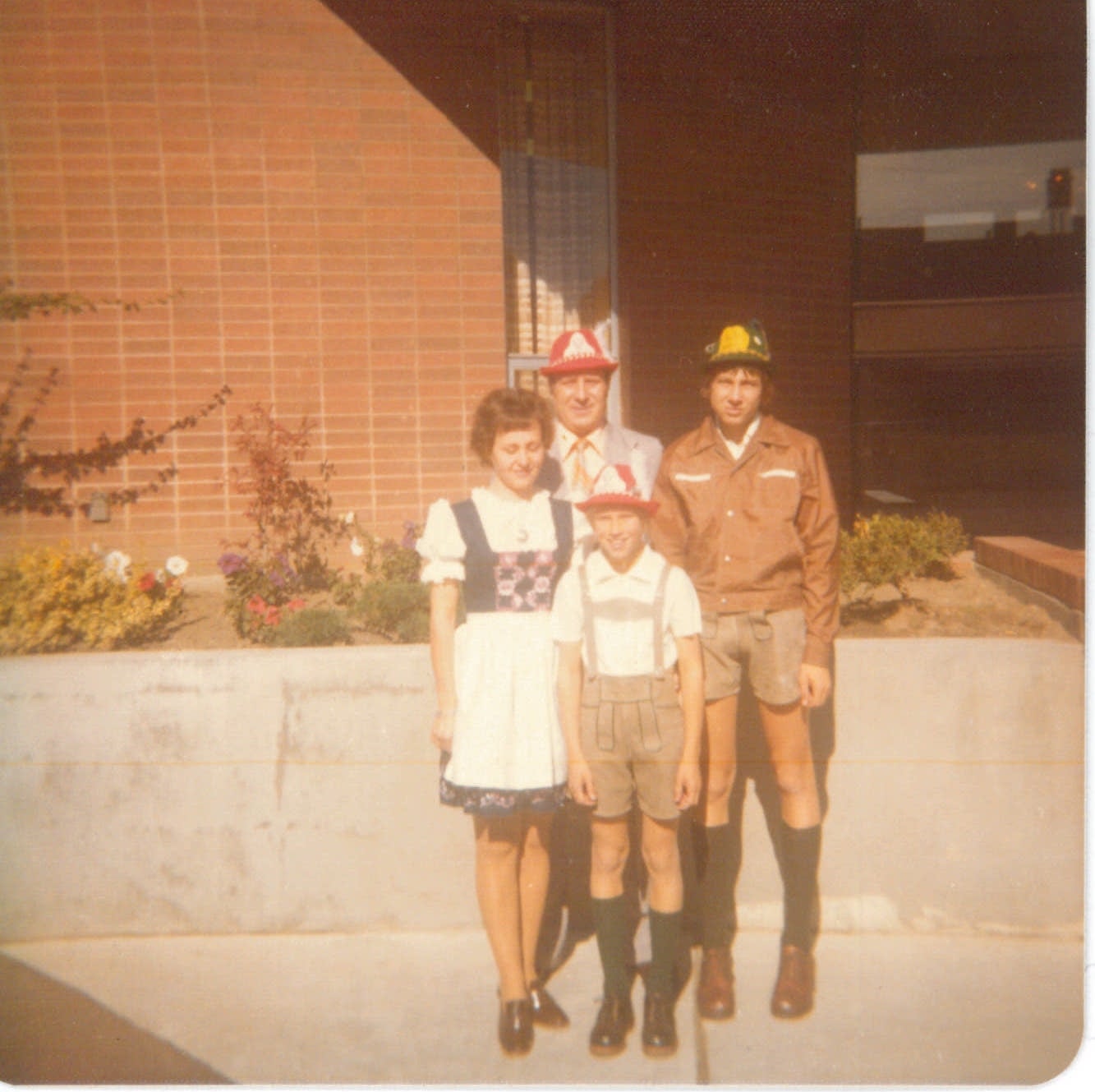 German family in dirndl and lederhosen.