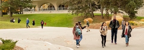 Students scampering around the campus