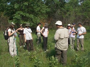 Environment and resource studies 283 students learning outside.