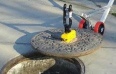 Lifting hole cover using magnetic hole cover lifter
