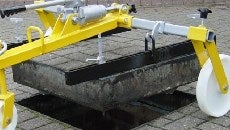 Lifting hole cover using hydraulic hole cover lifter