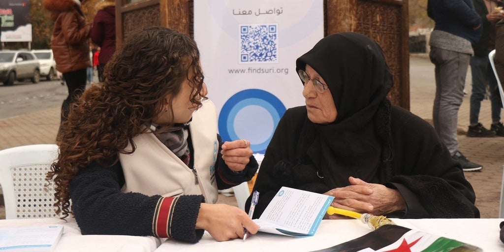 Volunteer helping Syrian woman