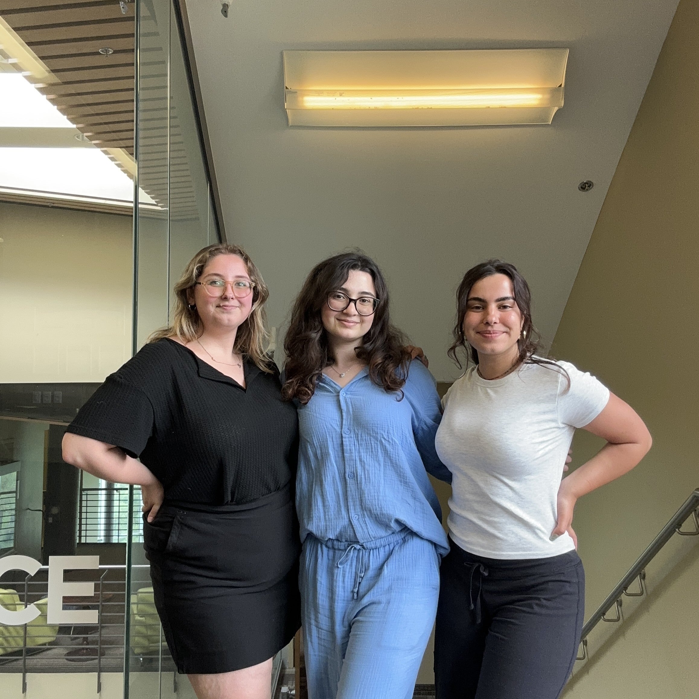 kathyrn-pinar-and-zelal-posing-for-a-picture