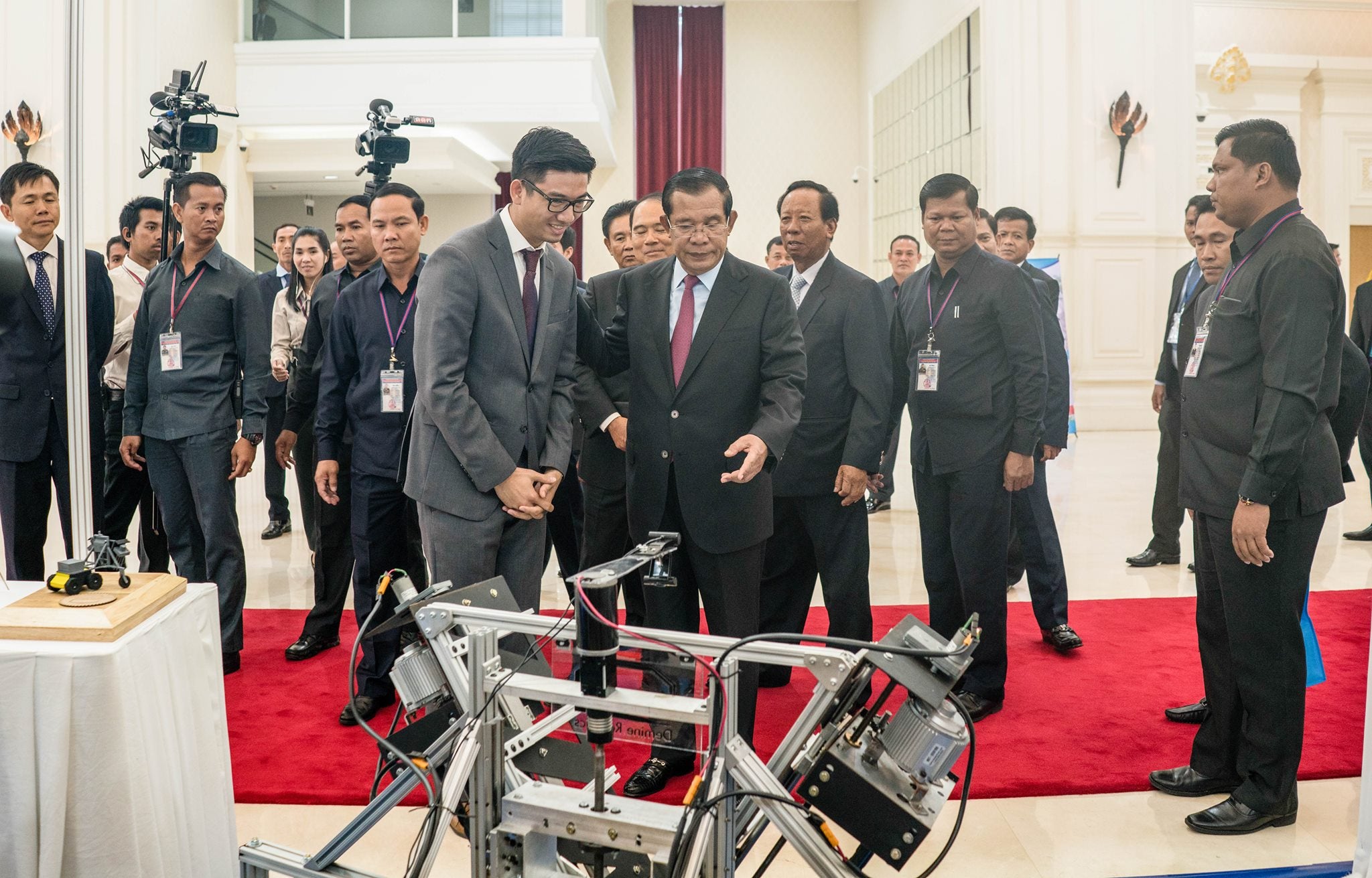 Richard Yim showing the Cambodian Prime Minister Demine's excavator