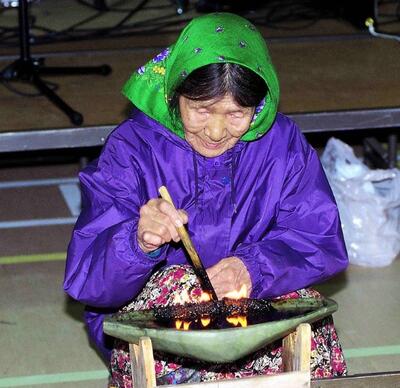 Esteemed Elder Mary Pudlat lighting a qulliq.