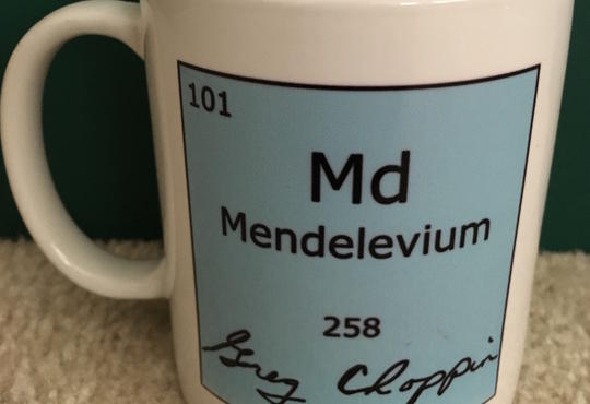 mug with elemental periodic table tile of mendelevium with Choppin’s signature 