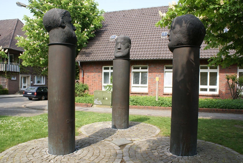 three head-posts of Cannizzaro, Mendeleev and Meyer facing each other on the courtyard of the Lothar Meyer Gymnasium (high school) in Varel, Germany