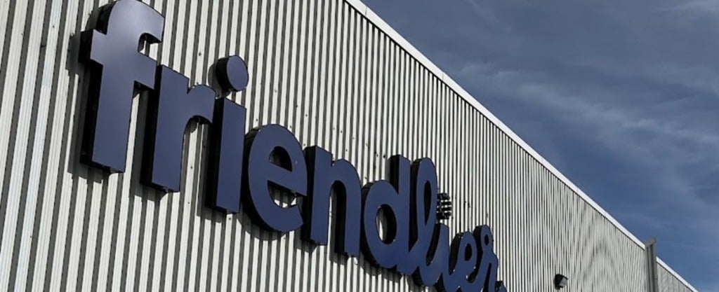 a sign on a building that says "friendlier" in blue