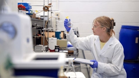 Allysa Greidanus working in the lab on her fifth-year undergraduate research.