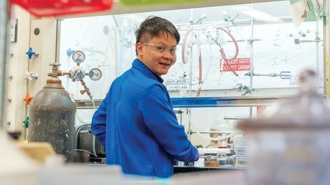 Yangju Lin working in the lab.