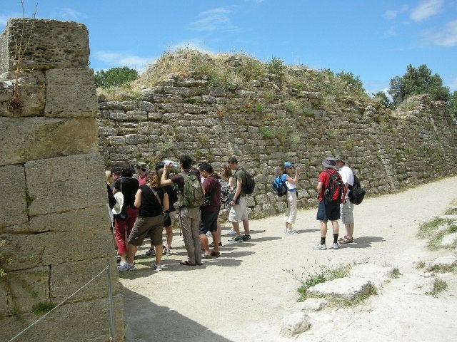 17. Waterloo students at the walls of Troy VI