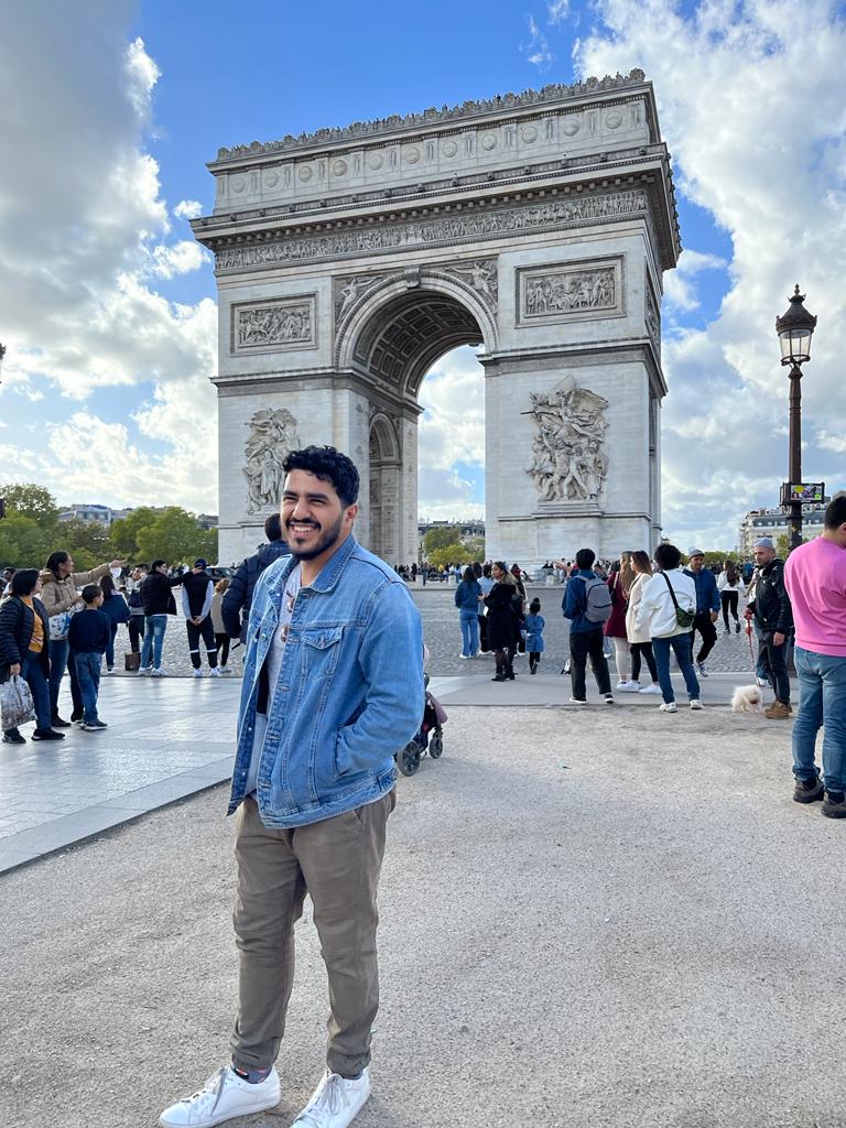Michael in front of l'Arc de Triomphe.