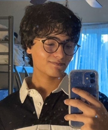 Arhum taking a mirror selfie