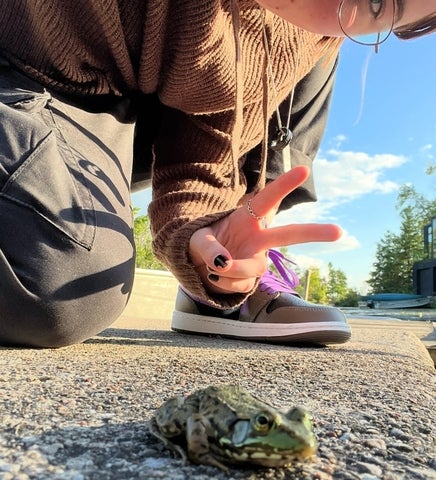 Octavia Andrushko posing with a frog