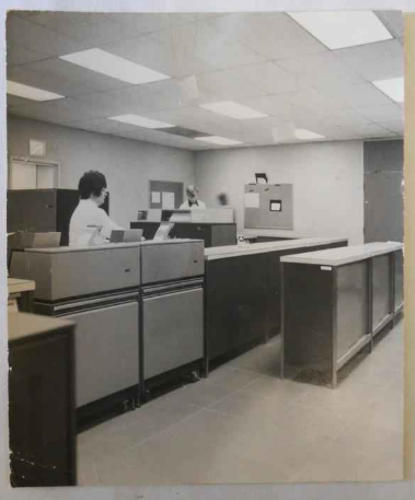 Photograph of the the Main Computer Room at UW (2017.6.28)