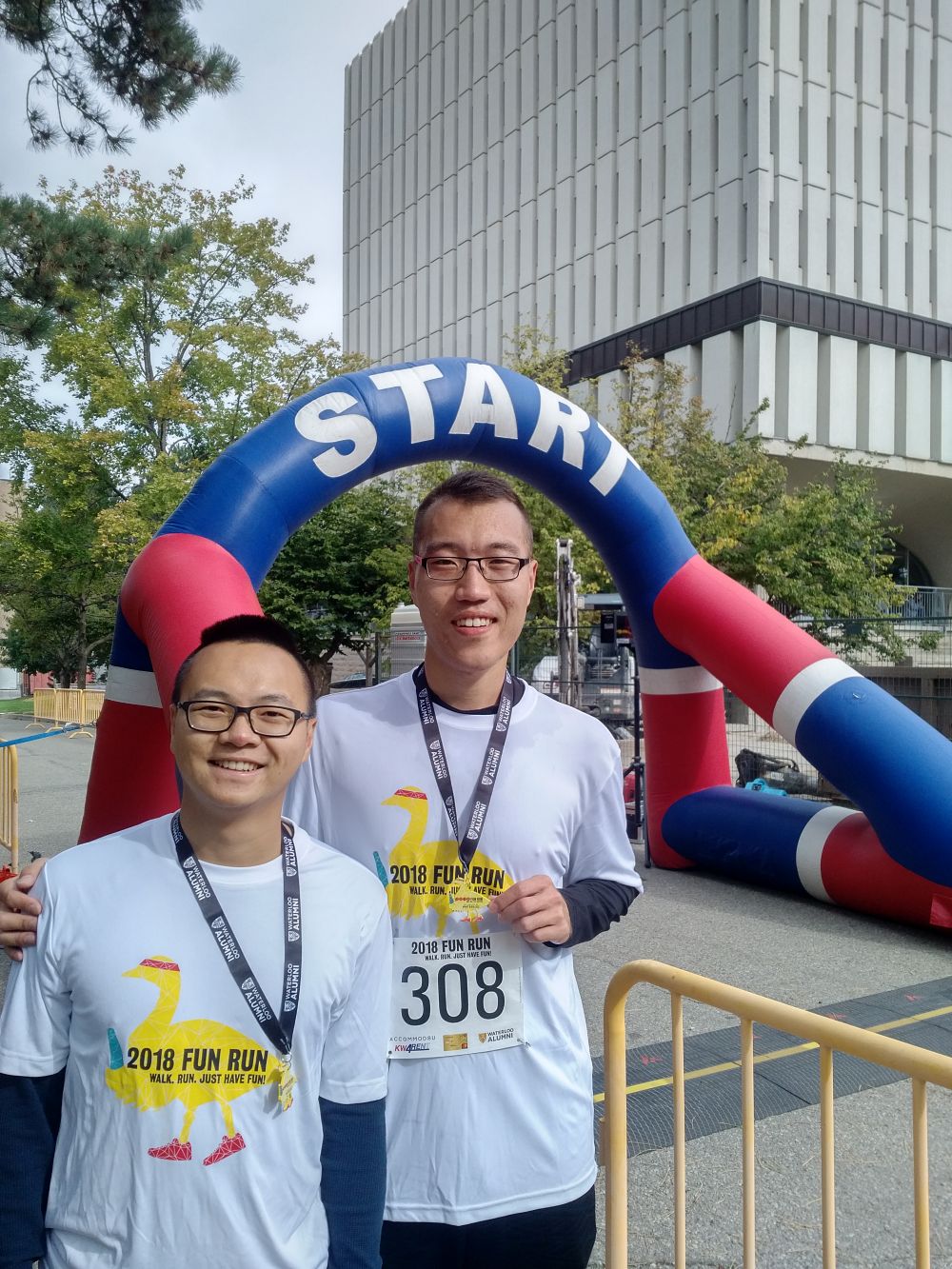 Two alumni at the starting line of a race