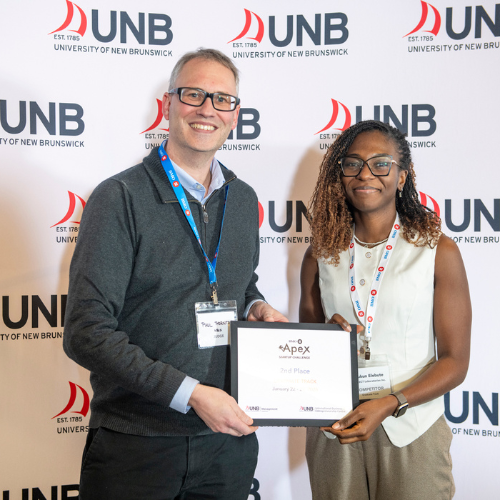 Ibukun Elebute receiving the 2nd Place Graduate Track Prize