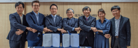 Representatives signing MOU between Waterloo and Korea