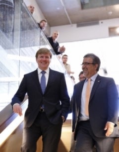 His Majesty King Willem-Alexander and President Feridun Hamdullahpur descend the IQC staircase.
