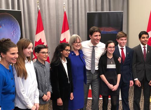 Nobel Laureate Donna Strickland with Prime Minister Justin Trudeau, Minister of Science Kirsty Duncan and junior high students.