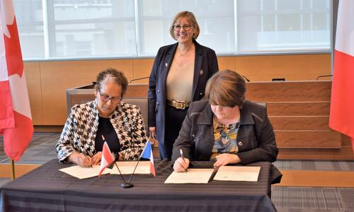 Charmaine Dean, vice-president, Research and International at the University of Waterloo and Cécile Vigouroux, director of International Relations at the National Institute for Research in Digital Science and Technology (INRIA) sign the MOU.