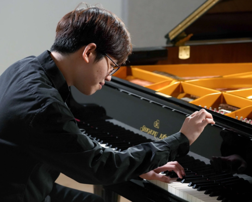 Felix Hong plays the piano.