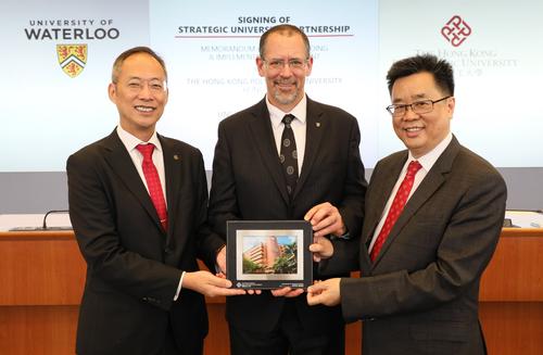 Professor Bob Lemieux (centre), dean, Faculty of Science, University of Waterloo is presented with a souvenir from Ir Professor Alexander Wai (left), vice-president (Research Development), PolyU, and Professor David Shum (right), dean, Faculty of Health and Social Sciences, PolyU.