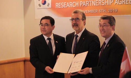 Feridun Hamdullahpur (centre), president and vice-chancellor of the University of Waterloo, poses with Heo Seong-mu (left), the mayor of Changwon, and Choe Gyu-ha, president of the Korea Electrotechnology Research Institute, at a signing ceremony.