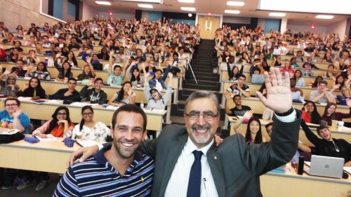 Feridun Hamdullahpur poses with the students of Chemistry 120.