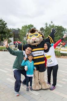 An alumni family poses with King Warrior.